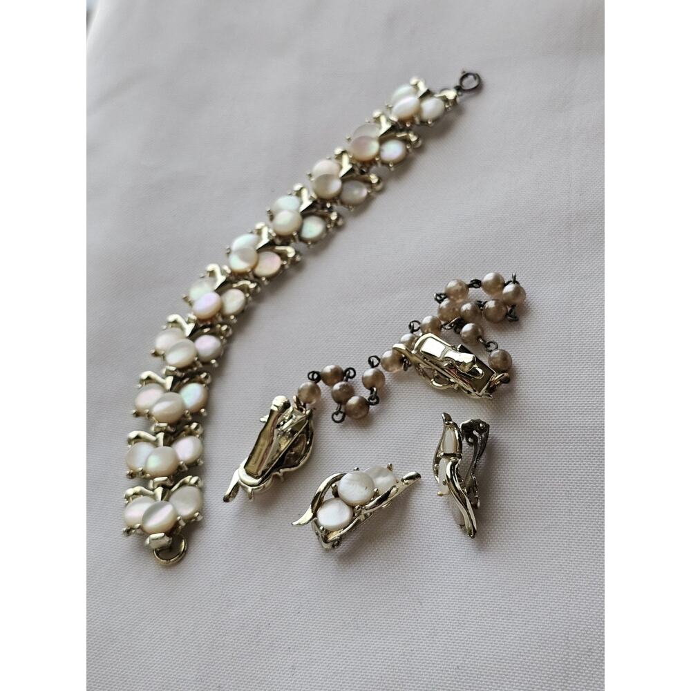 VTG Mother of Pearl Shell Bracelet-Sweater Cardigan Clip-Clip On Earrings READ